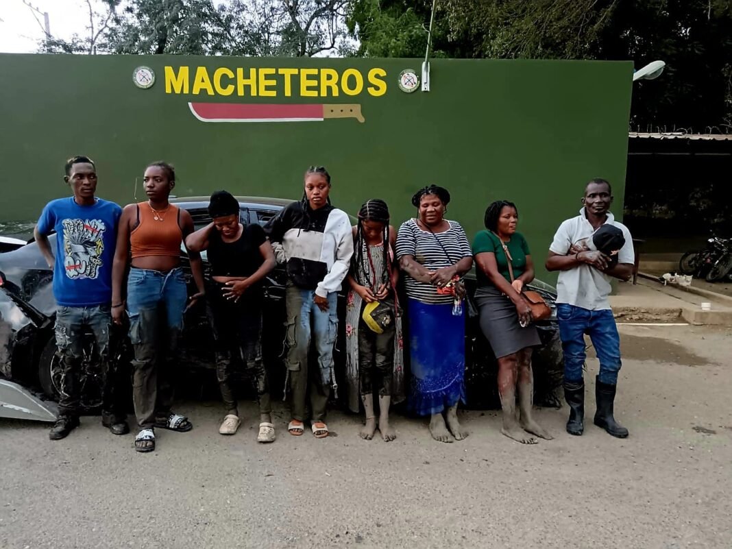 Ejército detiene vehículo con nueve haitianos indocumentados tras persecución en Mao